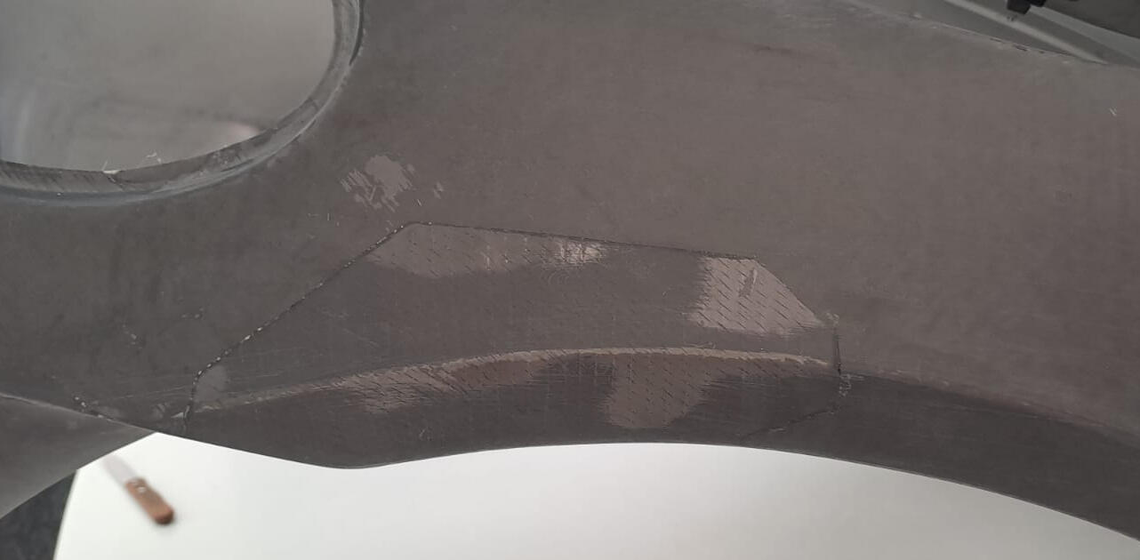 Reparamos tus piezas en composite después de un percance.